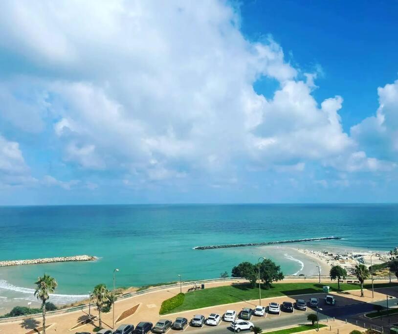 Beautiful 2-Bedroom Sea-View Apartment Netanya Exteriör bild