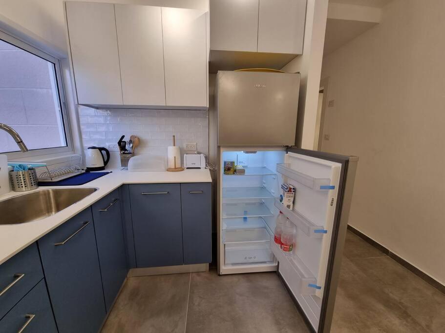 Beautiful 2-Bedroom Sea-View Apartment Netanya Exteriör bild