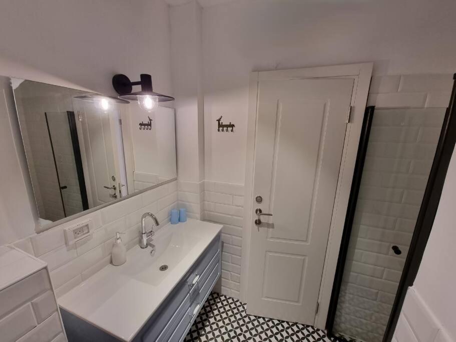 Beautiful 2-Bedroom Sea-View Apartment Netanya Exteriör bild