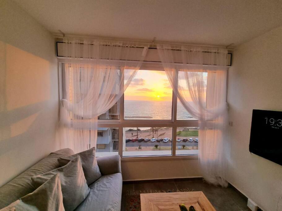 Beautiful 2-Bedroom Sea-View Apartment Netanya Exteriör bild