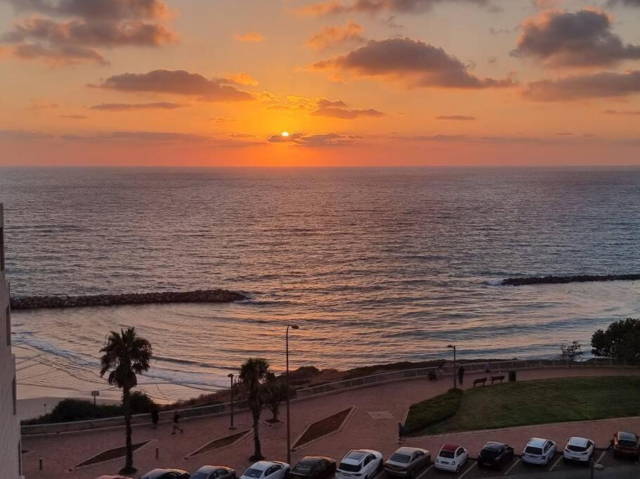 Beautiful 2-Bedroom Sea-View Apartment Netanya Exteriör bild